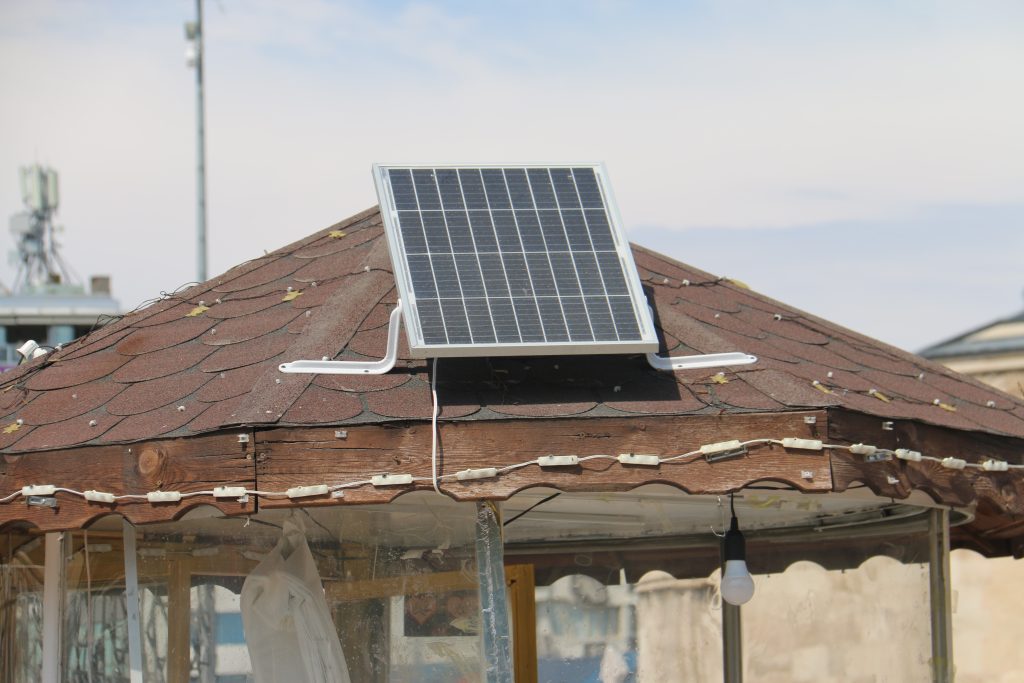 Sivas’ta Mısırcılar, Güneş Enerjisiyle Tezgâhlarını Aydınlatıyor AW500126 02 | Gündem Sivas™ Haber