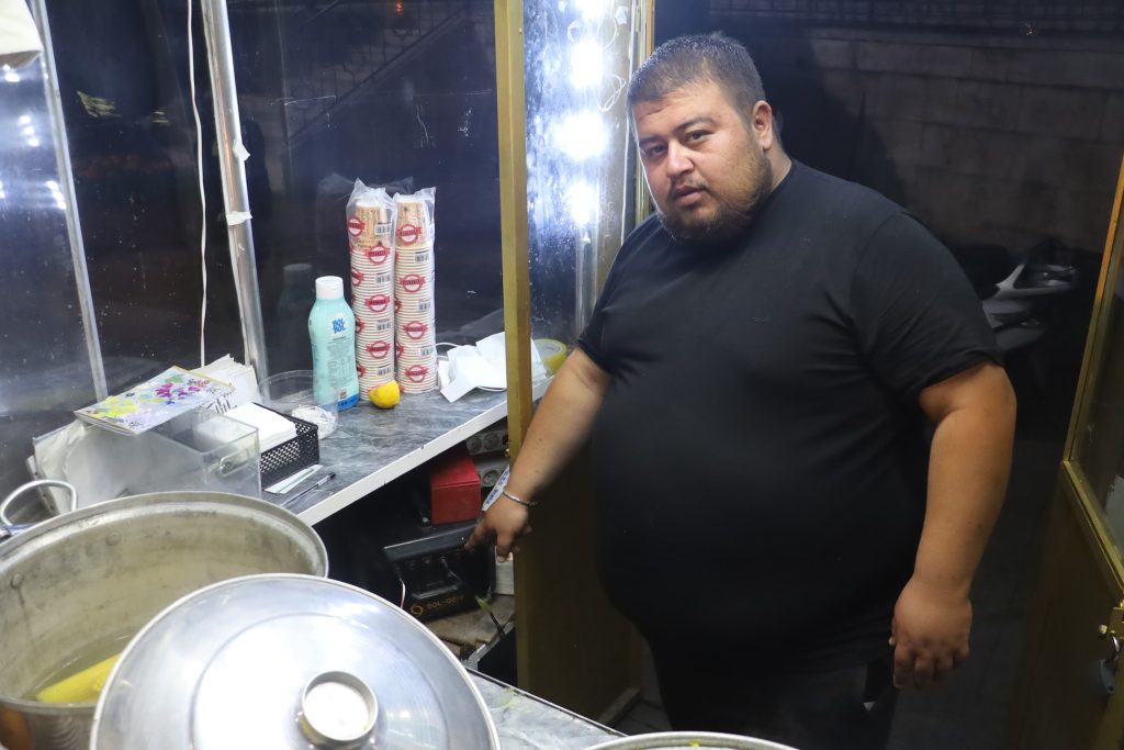 Sivas’ta Mısırcılar, Güneş Enerjisiyle Tezgâhlarını Aydınlatıyor AW500126 03 | Gündem Sivas™ Haber