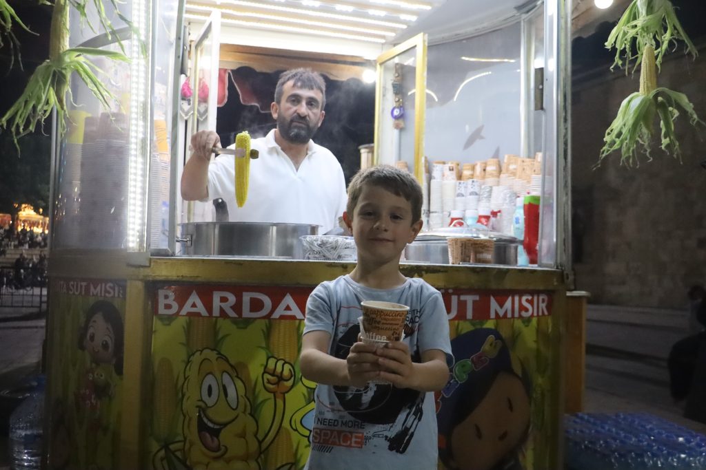 Sivas’ta Mısırcılar, Güneş Enerjisiyle Tezgâhlarını Aydınlatıyor AW500126 04 | Gündem Sivas™ Haber