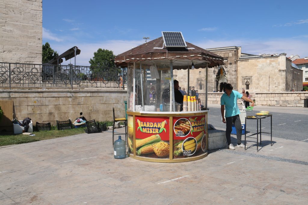 Sivas’ta Mısırcılar, Güneş Enerjisiyle Tezgâhlarını Aydınlatıyor AW500126 05 | Gündem Sivas™ Haber