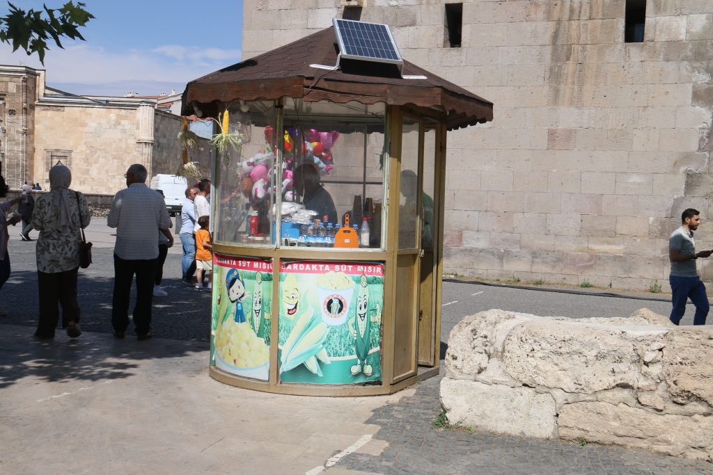 Sivas’ta Mısırcılar, Güneş Enerjisiyle Tezgâhlarını Aydınlatıyor AW500126 06 | Gündem Sivas™ Haber