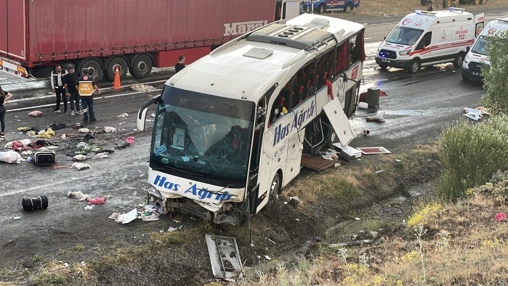 İmranlı İlçesinde Feci Otobüs Kazası: 4 Can Kaybı, Sürücü Tutuklandı AW501608 02 | Gündem Sivas™ Haber