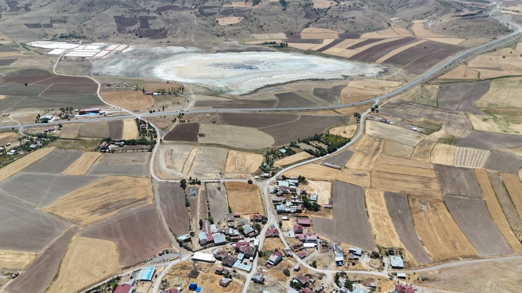 Sivas’ın Doğa Harikası Bingöl Gölü, Kuraklık Nedeniyle Tamamen Kurudu AW502567 02 | Gündem Sivas™ Haber