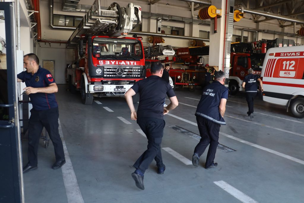 Sıcak Hava Dalgası Yangın Riskini Artırıyor: Uzmanlardan Kritik Uyarılar AW504063 05 | Gündem Sivas™ Haber