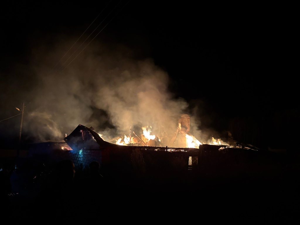 İmranlı İlçesinde Çıkan Yangın: Samanlık, Ahır ve Ev Küle Döndü AW505208 04 | Gündem Sivas™ Haber