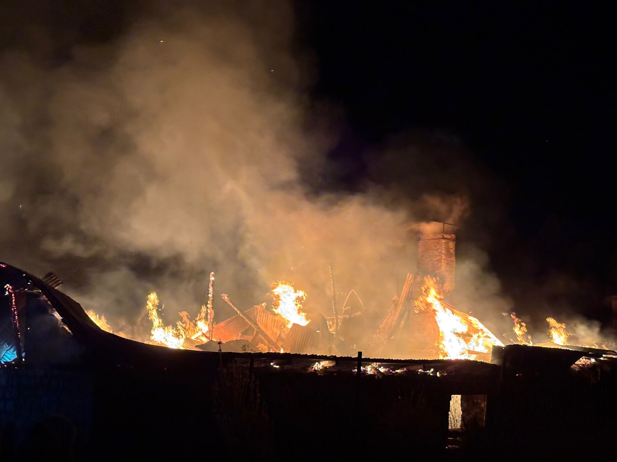 İmranlı İlçesinde Çıkan Yangın: Samanlık, Ahır ve Ev Küle Döndü