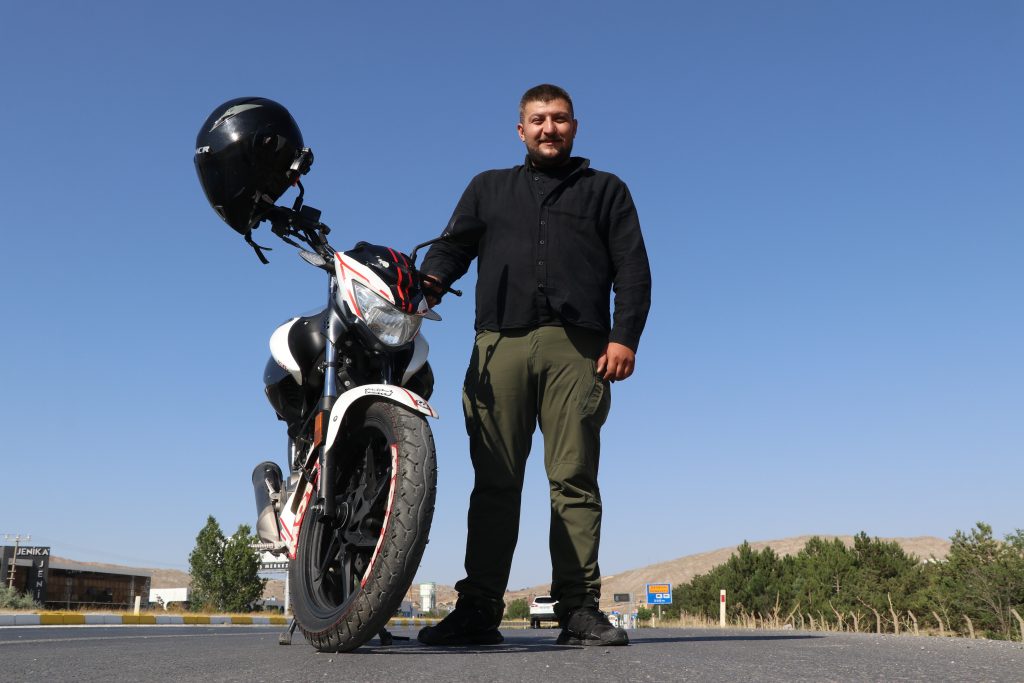 Berkan Çalmuk, Günde 270 KM Motosiklet Yolculuğuyla Tasarruf Ediyor!