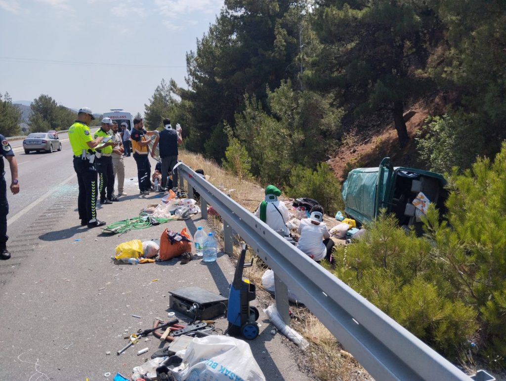 Koyulhisar'da Minibüs Kazası: 13 Yaralı AW507392 01 | Gündem Sivas™ Haber