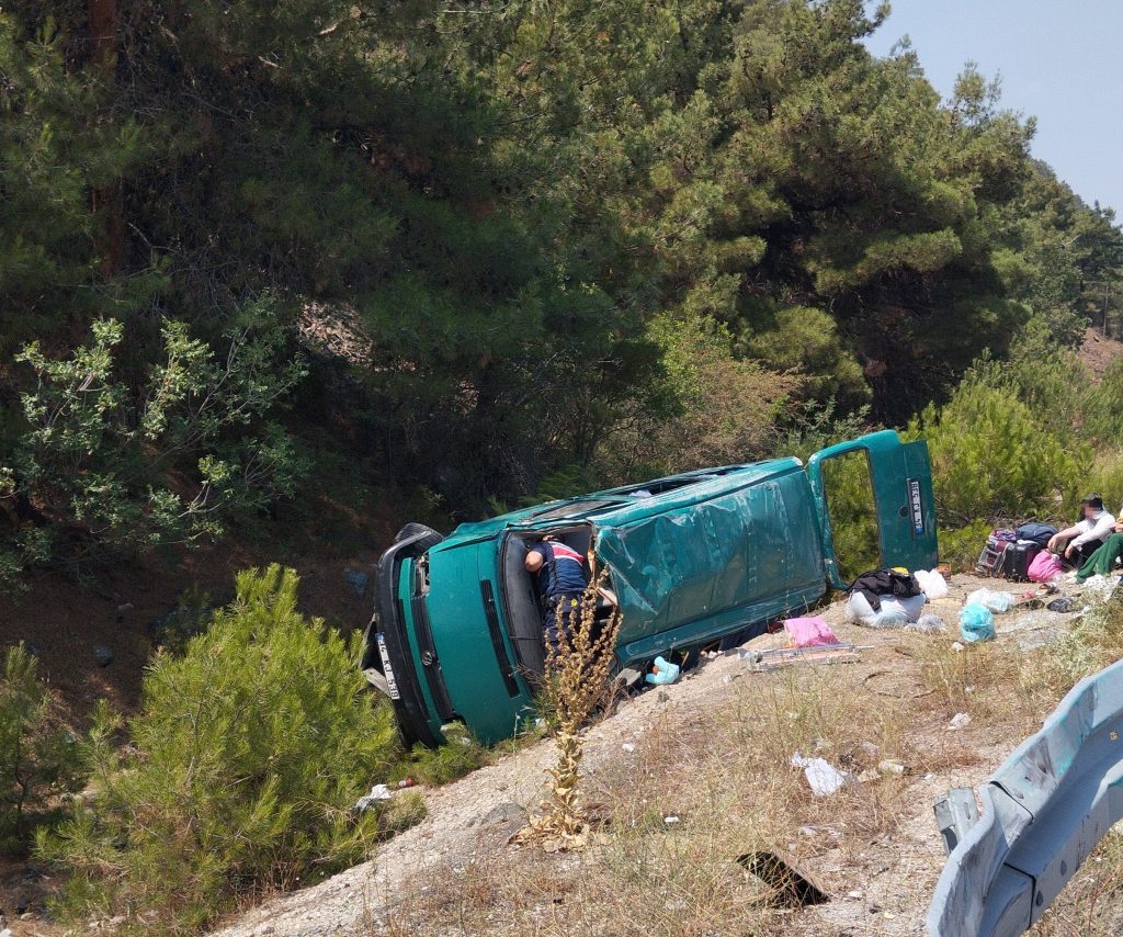 Koyulhisar’da Minibüs Kazası: 13 Yaralı