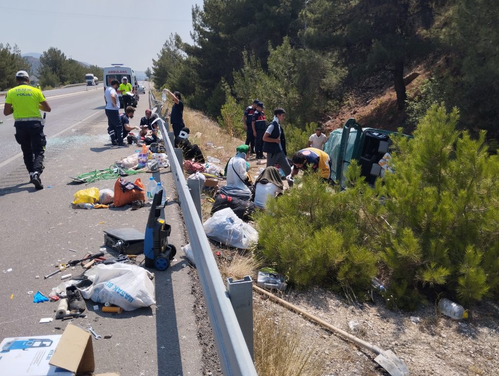 Koyulhisar'da Minibüs Kazası: 13 Yaralı AW507392 04 | Gündem Sivas™ Haber