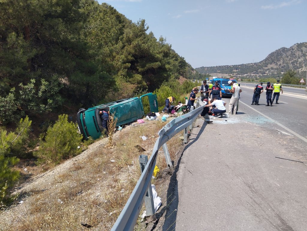 Koyulhisar'da Minibüs Kazası: 13 Yaralı AW507392 05 | Gündem Sivas™ Haber