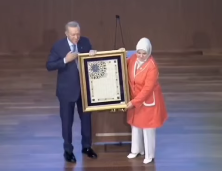 "Gömleğin Mavisi" Tılsımlı Tablo, Cumhurbaşkanı Erdoğan’a Takdim Edildi | Gündem Sivas™ | Sivas Haberleri Gomlegin Mavisi Tilsimli Tablo Cumhurbaskani Erdogana Takdim Edildi 3 | Gündem Sivas™ | Sivas Haberleri
