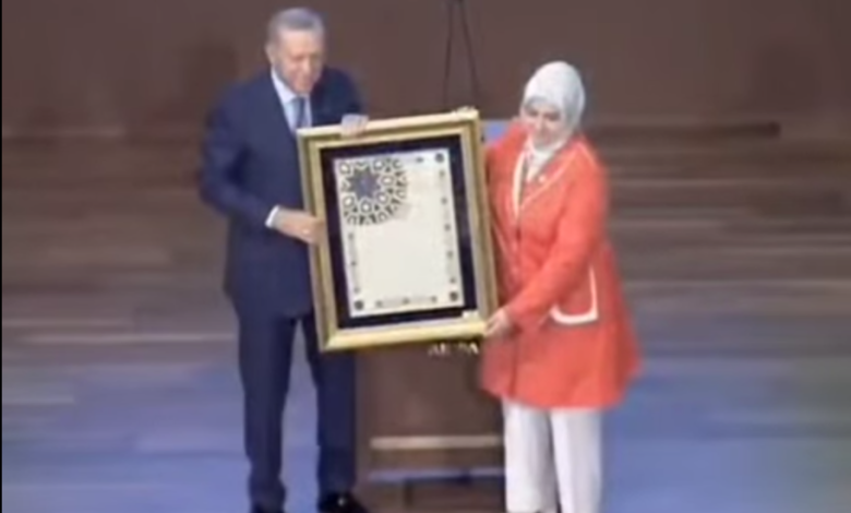 "Gömleğin Mavisi" Tılsımlı Tablo, Cumhurbaşkanı Erdoğan’a Takdim Edildi | Gündem Sivas™ | Sivas Haberleri Gomlegin Mavisi Tilsimli Tablo Cumhurbaskani Erdogana Takdim Edildi 4 | Gündem Sivas™ | Sivas Haberleri