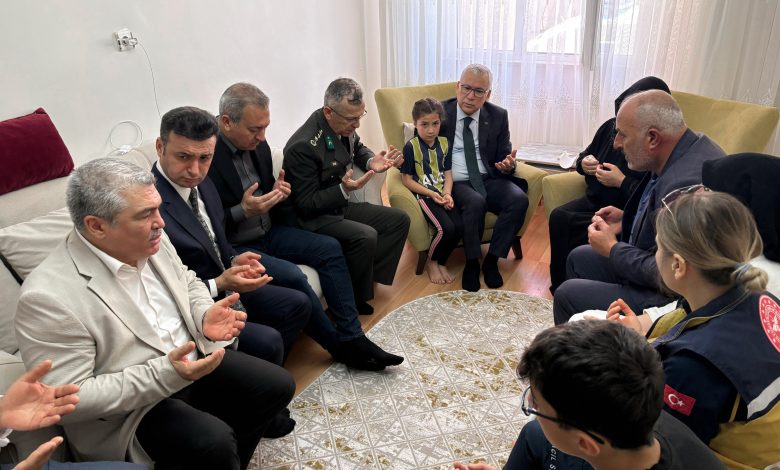 Şehit Ümit Üzüm’ün Ailesine Taziye Ziyareti GvP1R bXUAAdjDl | Gündem Sivas™ Haber