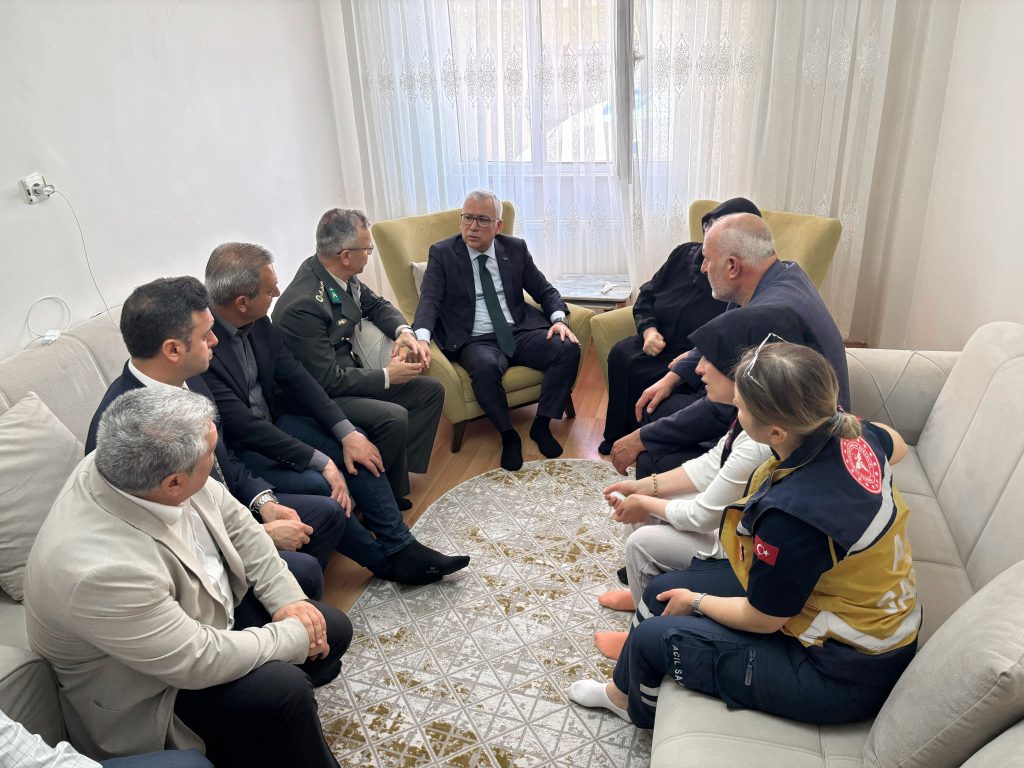Şehit Ümit Üzüm’ün Ailesine Taziye Ziyareti GvP1R eXkAEr8yu | Gündem Sivas™ Haber