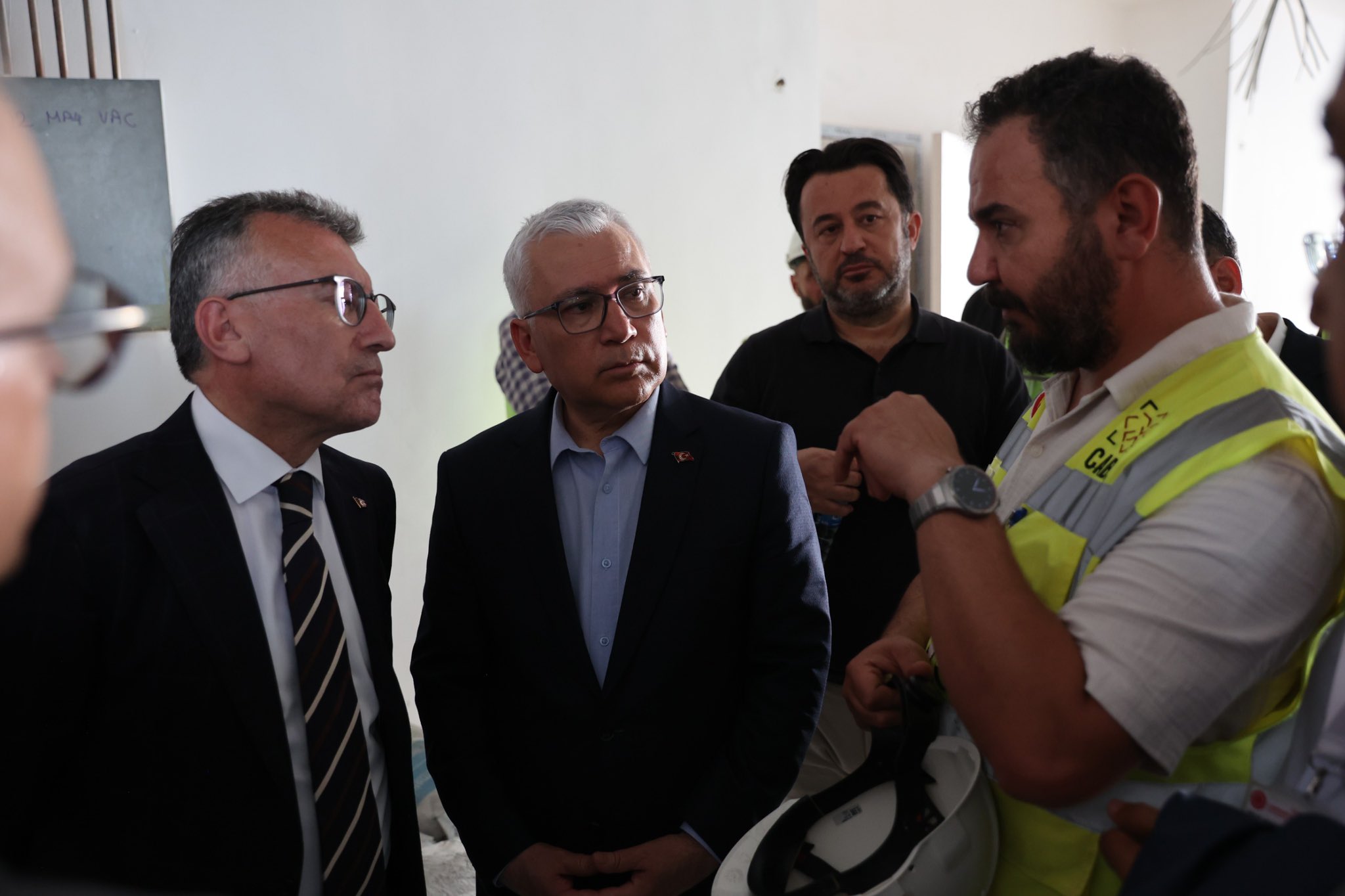Vali Yılmaz Şimşek ve AK Parti Heyeti, SCÜ Tıp Fakültesi Hastanesi İnşaatını İnceledi