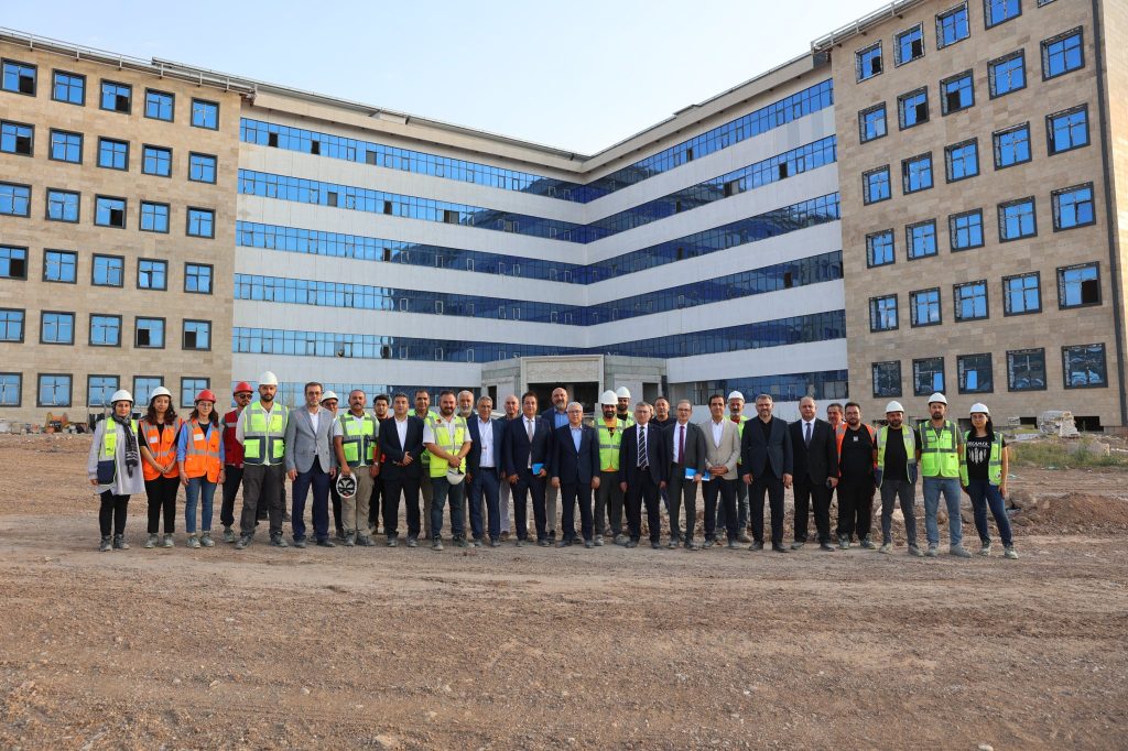 Vali Yılmaz Şimşek ve AK Parti Heyeti, SCÜ Tıp Fakültesi Hastanesi İnşaatını İnceledi GxDGIy4WoAAj3t9 | Gündem Sivas™ Haber