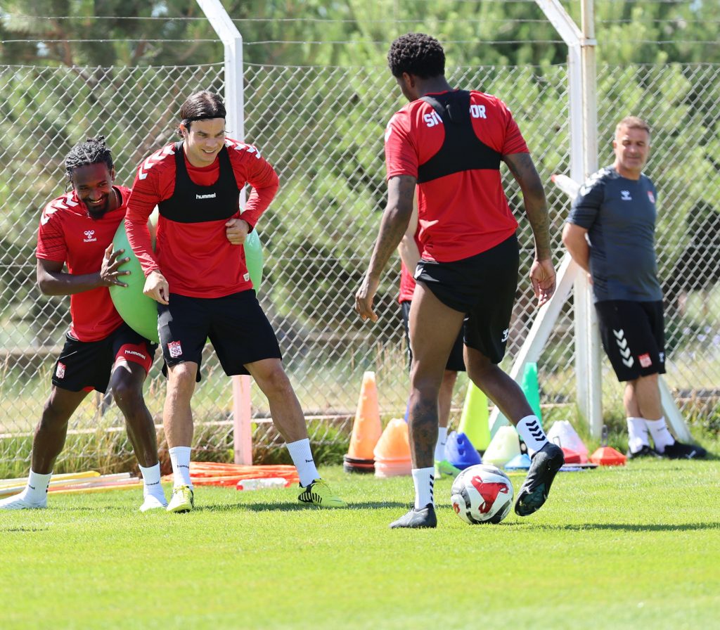Sivasspor, Sivas Kampında Yoğun Antrenman Temposunu Sürdürüyor SVSS7510 1024x896 1 | Gündem Sivas™ Haber