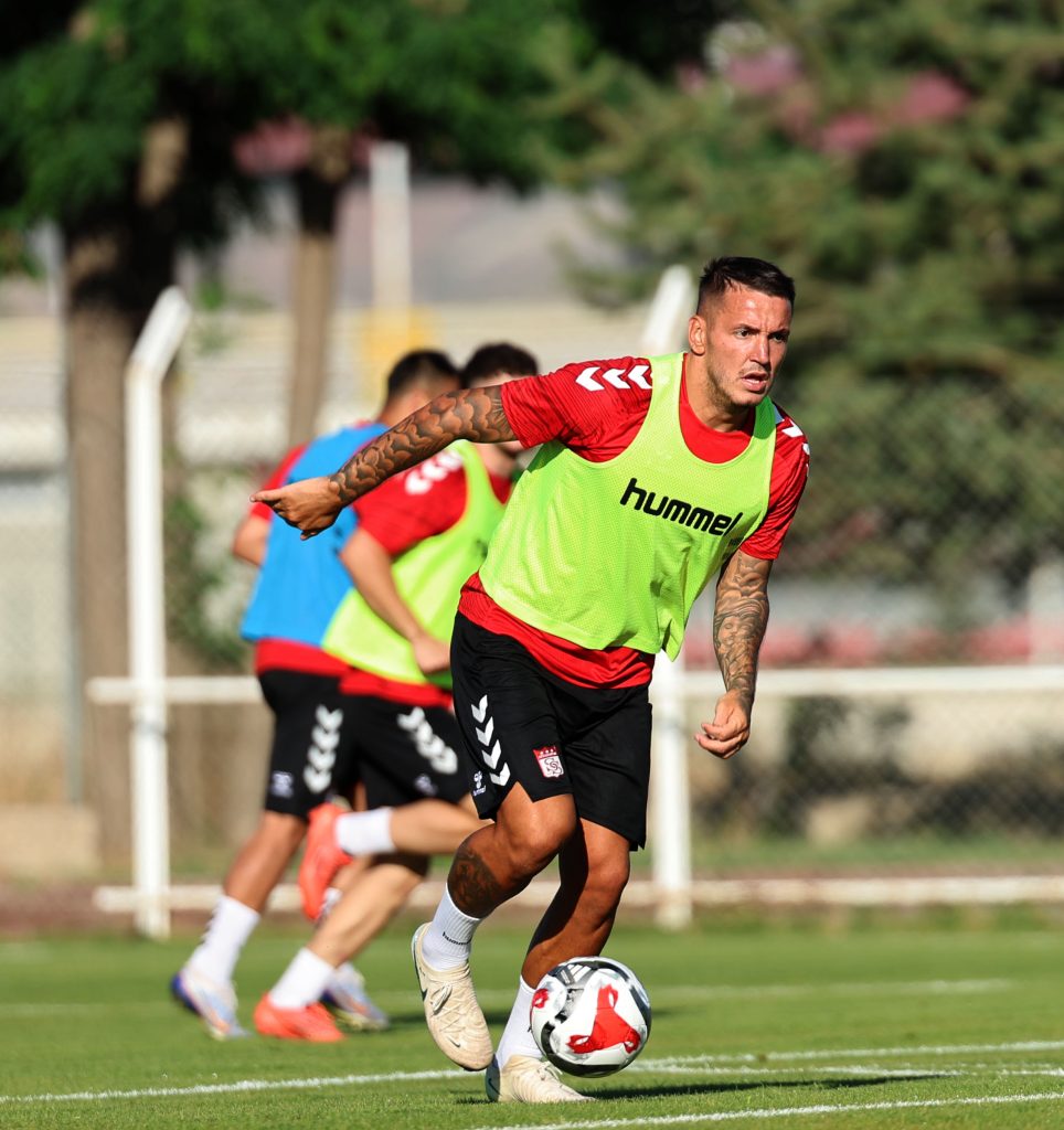 Sivasspor, Yeni Sezon Hazırlıklarını Sivas’ta Hız Kesmeden Sürdürüyor SVSS7963 1 964x1024 1 | Gündem Sivas™ Haber