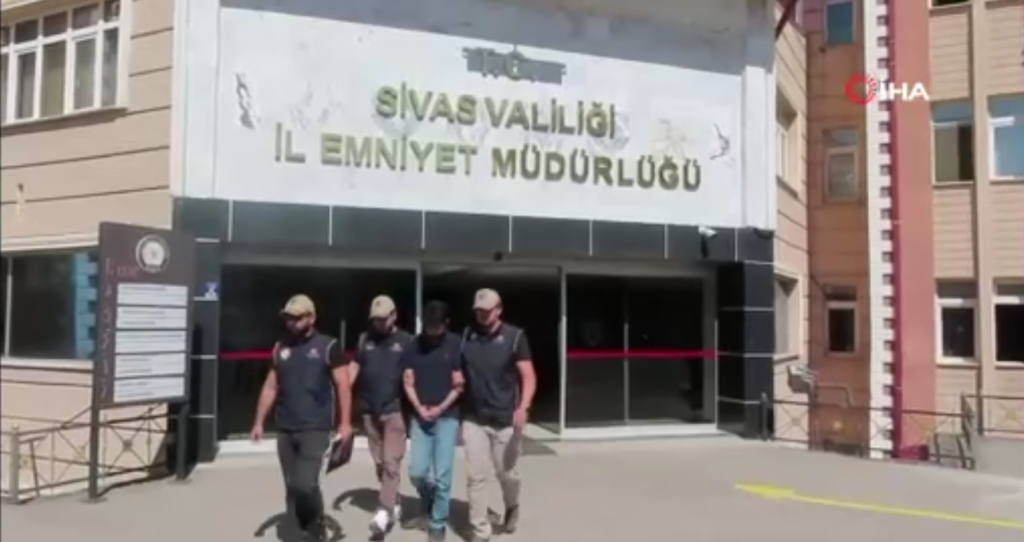 Sivas'ta Devlet Sırlarını Casusluk Amacıyla Temin Eden Firari Yakalandı! Sivasta Devlet Sirlarini Casusluk Amaciyla Temin Eden Firari Yakalandi 2 | Gündem Sivas™ Haber