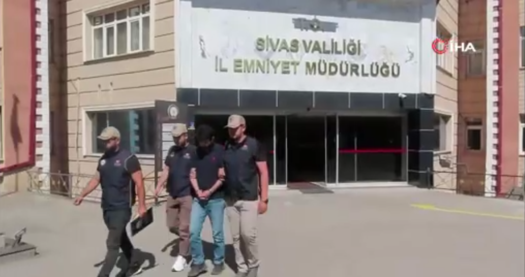 Sivas'ta Devlet Sırlarını Casusluk Amacıyla Temin Eden Firari Yakalandı! Sivasta Devlet Sirlarini Casusluk Amaciyla Temin Eden Firari Yakalandi 3 | Gündem Sivas™ Haber