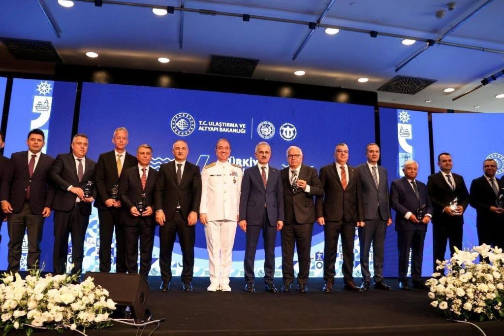 Türkiye Denizcilik zirvesinde Bakanlıktan Onur Ödülü Turkiye Denizcilik zirvesinde Bakanliktan Onur Odulu 1 | Gündem Sivas™ Haber