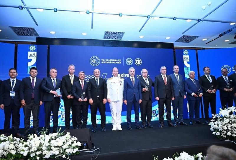 Türkiye Denizcilik zirvesinde Bakanlıktan Onur Ödülü Turkiye Denizcilik zirvesinde Bakanliktan Onur Odulu 2 1 | Gündem Sivas™ Haber