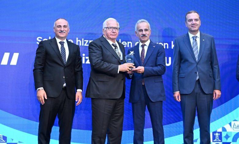 Türkiye Denizcilik zirvesinde Bakanlıktan Onur Ödülü Turkiye Denizcilik zirvesinde Bakanliktan Onur Odulu | Gündem Sivas™ Haber