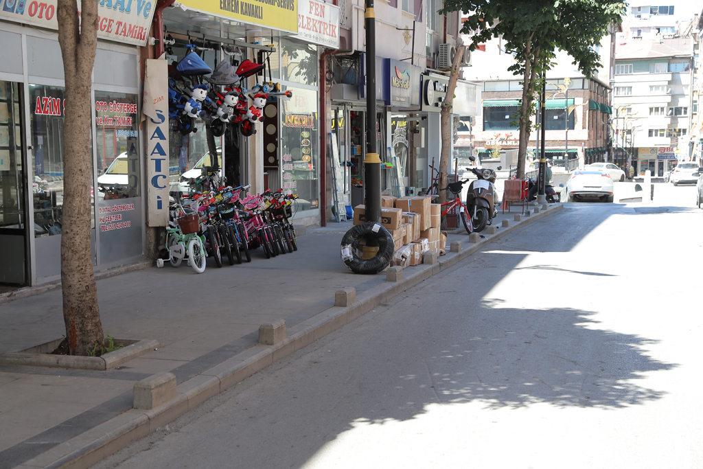 Sivas Belediyesi Kaldırım İşgaline Son Uyarıyı Yaptı! kaldirim isgaline gecit yok 2404 | Gündem Sivas™ Haber