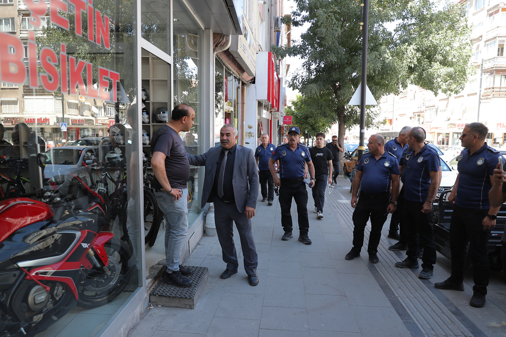 Sivas Belediyesi Kaldırım İşgaline Son Uyarıyı Yaptı! kaldirim isgaline gecit yok 6951 | Gündem Sivas™ Haber