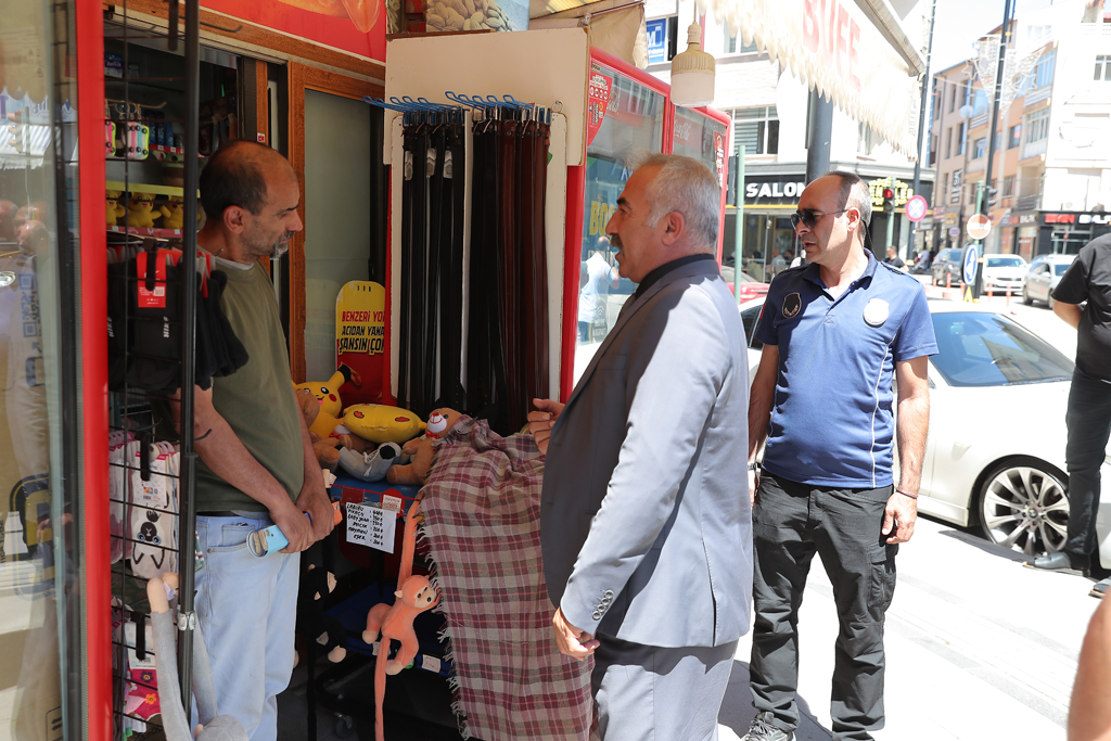 Sivas Belediyesi Kaldırım İşgaline Son Uyarıyı Yaptı! kaldirim isgaline gecit yok 9315 | Gündem Sivas™ Haber