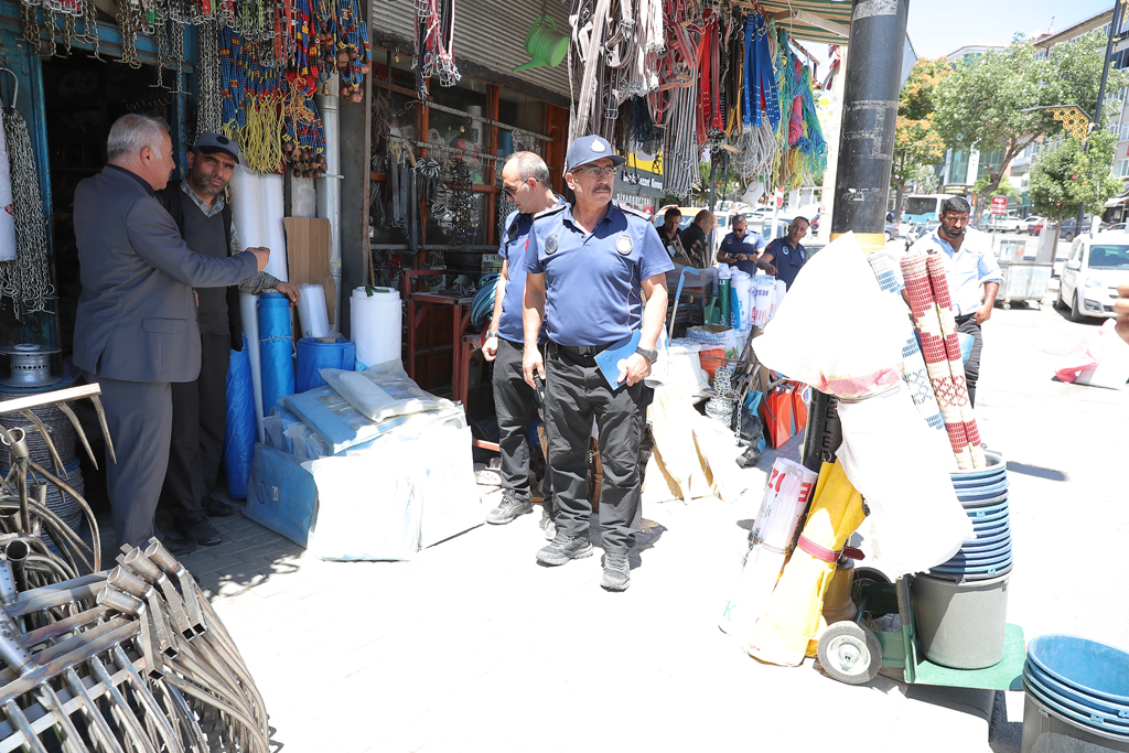 Sivas Belediyesi Kaldırım İşgaline Son Uyarıyı Yaptı! kaldirim isgaline gecit yok 9839 | Gündem Sivas™ Haber