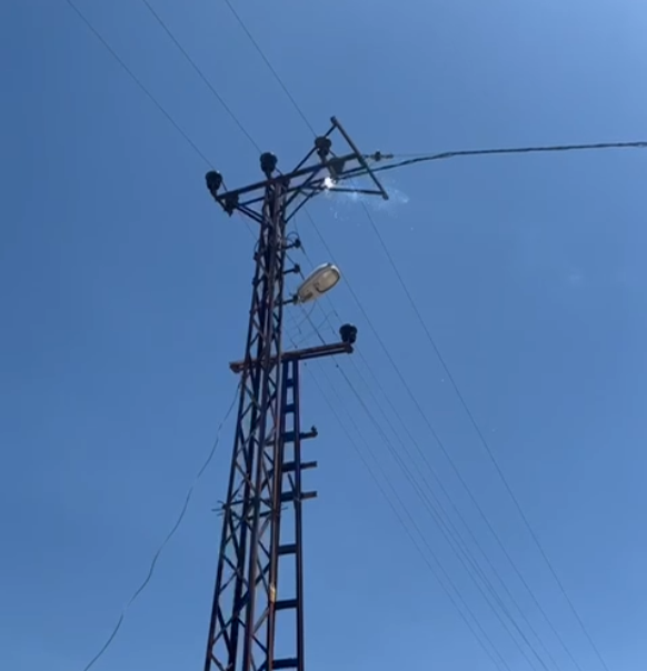 Kangal’da Yüksek Gerilim Hattı Koptu: Enerji Kesintisi ve Trafik Aksadı
