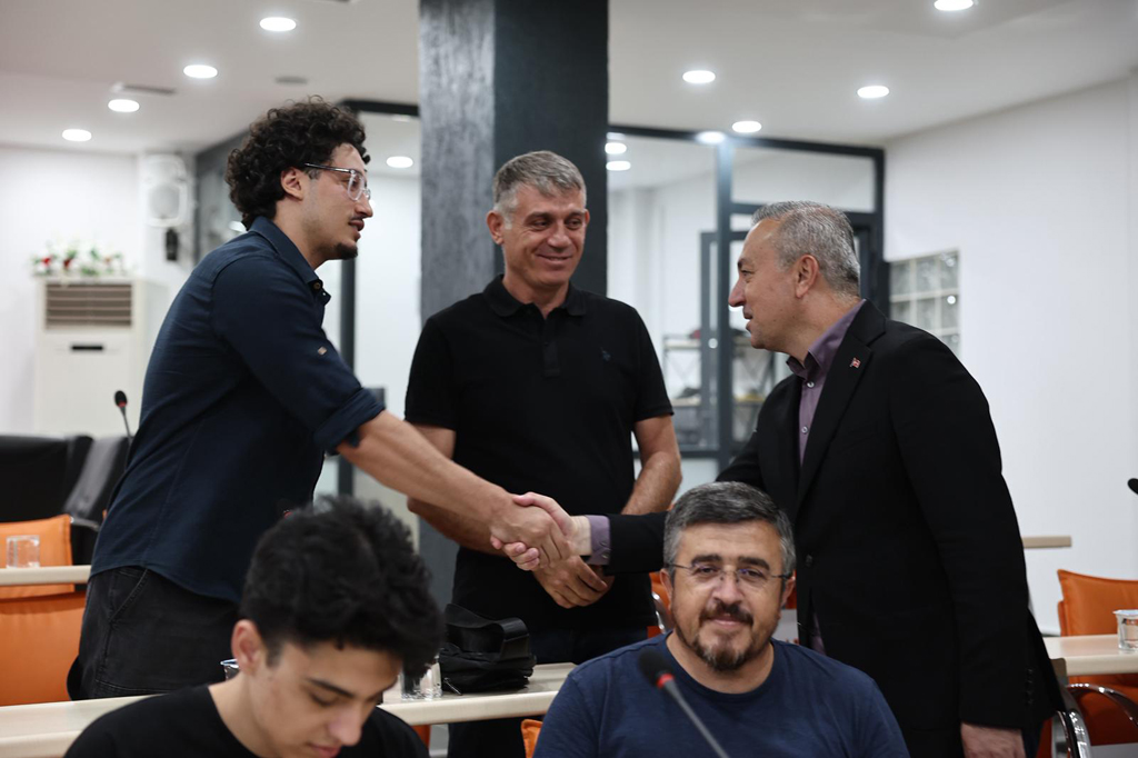 Sivas’ın Parlayan Yıldızları: YKS’de İlk 1000’e Giren Öğrenciler Başkan Uzun’la Buluştu