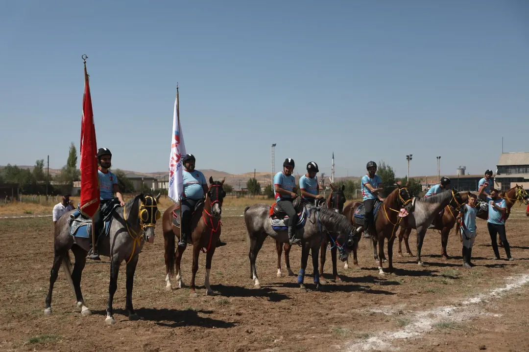 Sivas'ta Atlı Cirit İl Birinciliği Müsabakaları Başladı