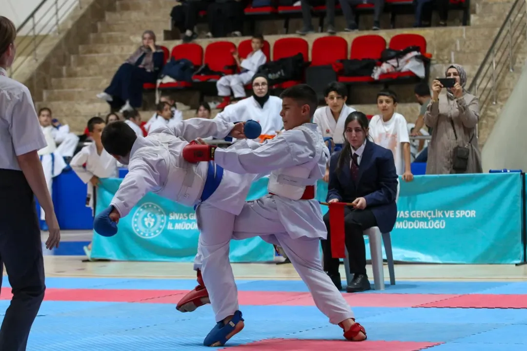 Sivas'ta Karate İl Birinciliği Heyecanı: 80 Sporcu Madalya Kavgası