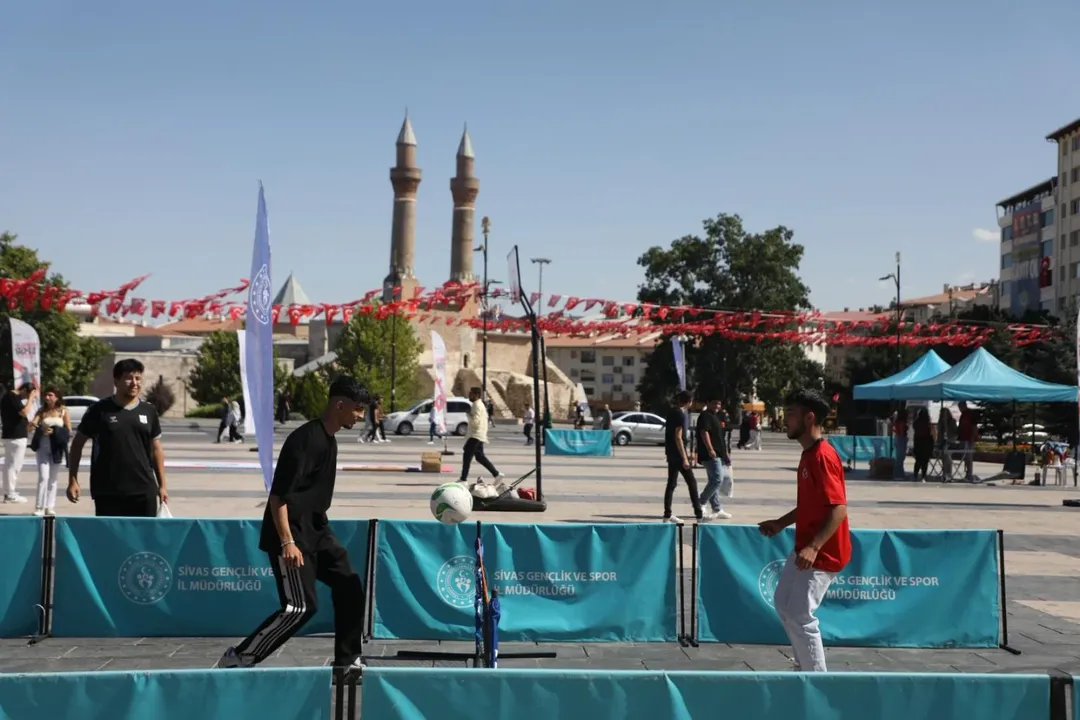 Sivas'ta Gençlik Festivali Coşkusu: Sporla Sağlıklı Yaşam Farkındalığı