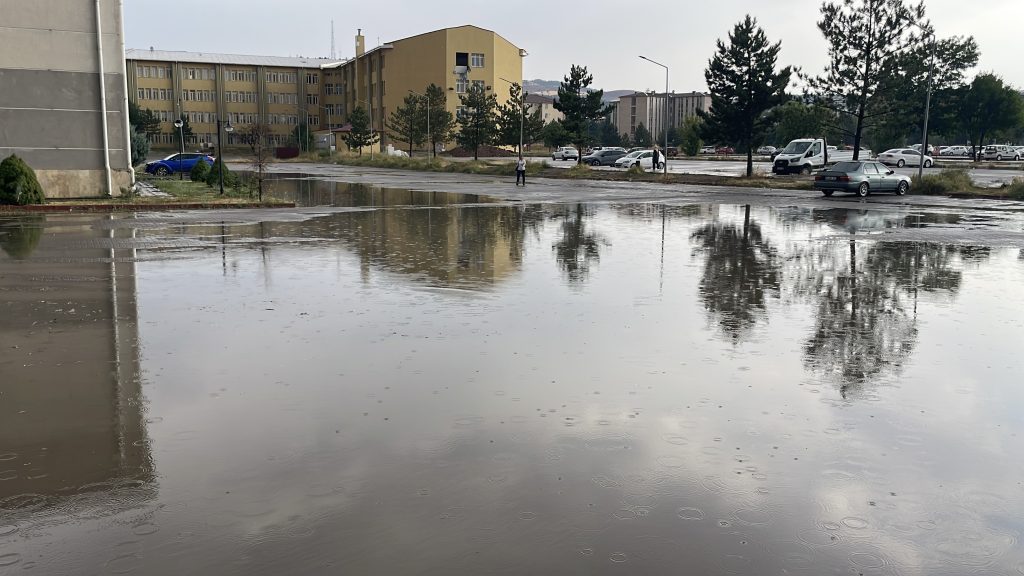 Sivas’ta Kavurucu Sıcaklar Aniden Sağanak ve Taşkınlara Dönüştü! AW508516 01 | Gündem Sivas™ Haber