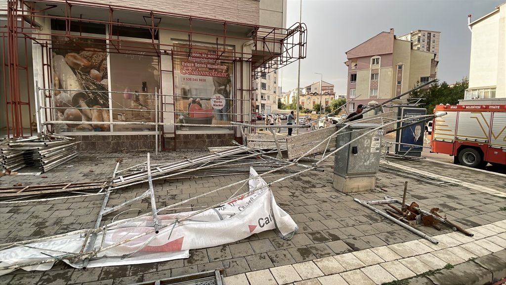 Sivas’ta Kavurucu Sıcaklar Aniden Sağanak ve Taşkınlara Dönüştü! AW508516 03 | Gündem Sivas™ Haber