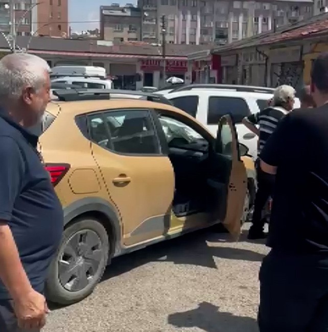 Direksiyon Başında Rahatsızlanan Sürücü, 6 Araca Çarptı! Kaza Anı Kamerada