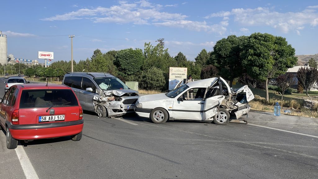 Sivas’ta Şiddetli Araç Çarpışması: Fiat Hurdaya Döndü, Sürücü Yaralandı