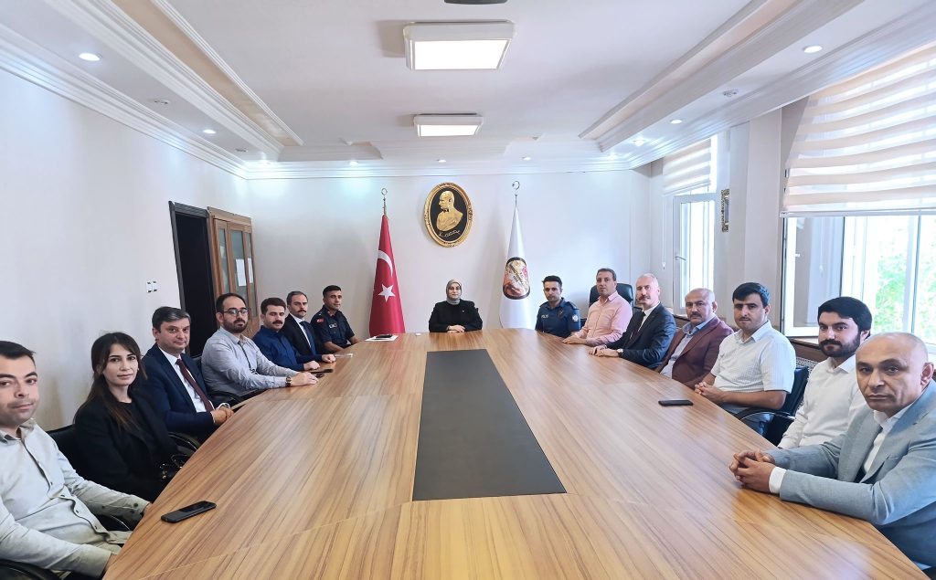 İmranlı'nın İlk Kadın Kaymakamı Göreve Başladı AW511176 02 | Gündem Sivas™ Haber