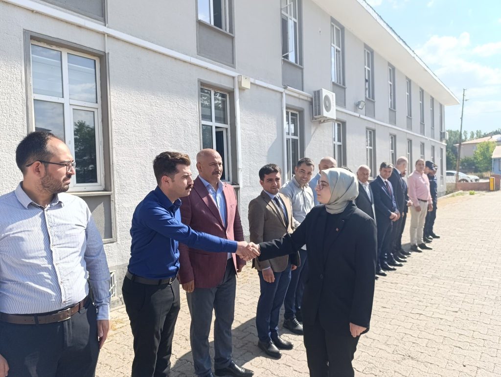 İmranlı'nın İlk Kadın Kaymakamı Göreve Başladı AW511176 03 | Gündem Sivas™ Haber