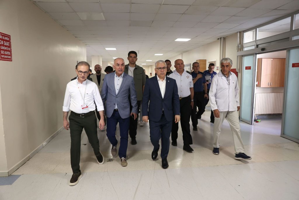 Sivas Valisi Yılmaz Şimşek, Kazalarda Yaralananları Ziyaret Etti