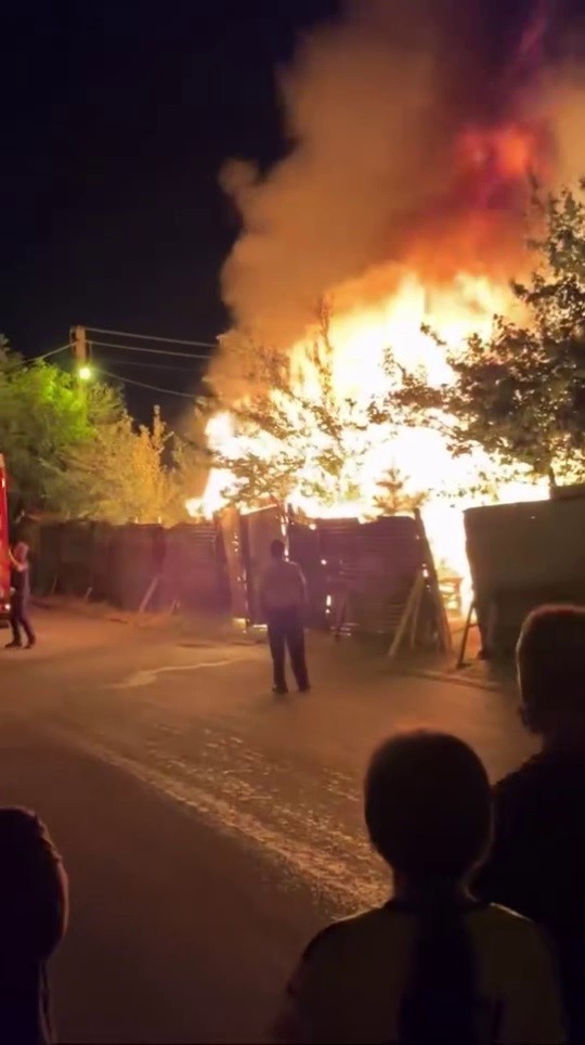 Sivas'ta Tandırlı Garajda Çıkan Yangın İtfaiye Ekiplerince Söndürüldü AW511630 01 | Gündem Sivas™ Haber