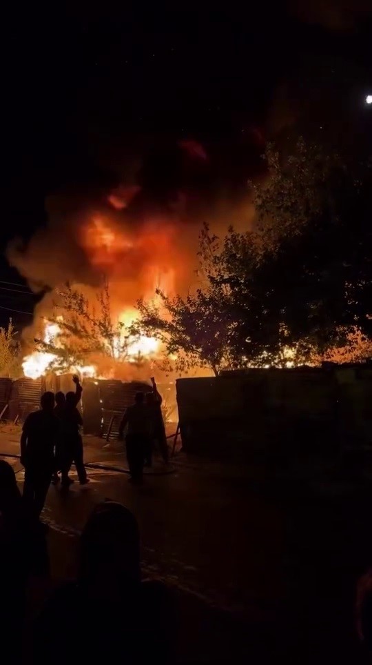 Sivas'ta Tandırlı Garajda Çıkan Yangın İtfaiye Ekiplerince Söndürüldü AW511630 02 | Gündem Sivas™ Haber