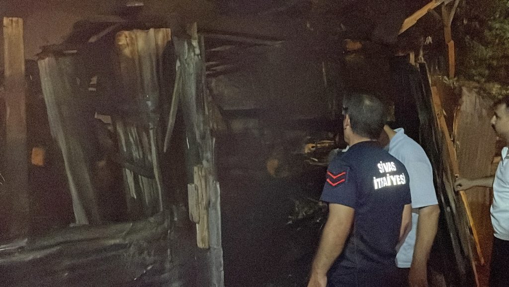 Sivas'ta Tandırlı Garajda Çıkan Yangın İtfaiye Ekiplerince Söndürüldü AW511630 05 | Gündem Sivas™ Haber