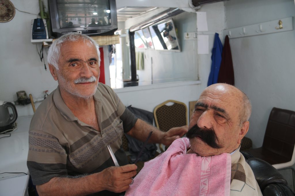 Sivas’ın Tarihi Yüceyurt Mahallesi’nde 60 Yıllık Berberlik Geleneği