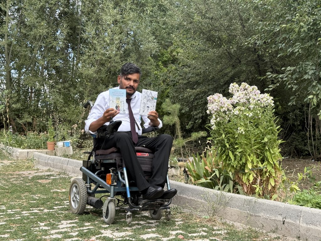 Tekerlekli Sandalyeye Mahkûm Olan Oğuzhan Yabancı, Şiirleriyle Hayata Tutundu