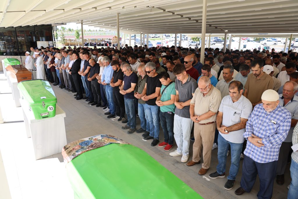 Eski Başbakan Yardımcısı Abdüllatif Şener’in Ağabeyi Ragıp Şener Son Yolculuğuna Uğurlandı AW516752 04 | Gündem Sivas™ Haber